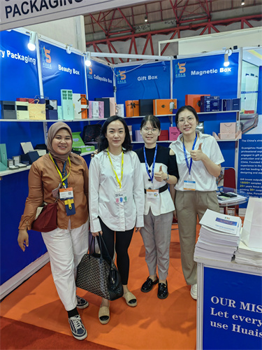 Indonesia-International-Home-Gift-Exhibition-with-customer