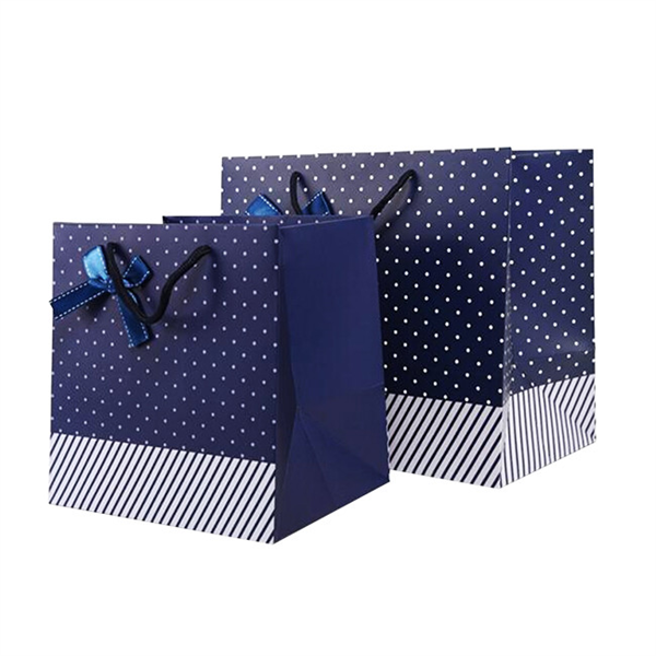 Different sizes paper shopping bags for gift packaging