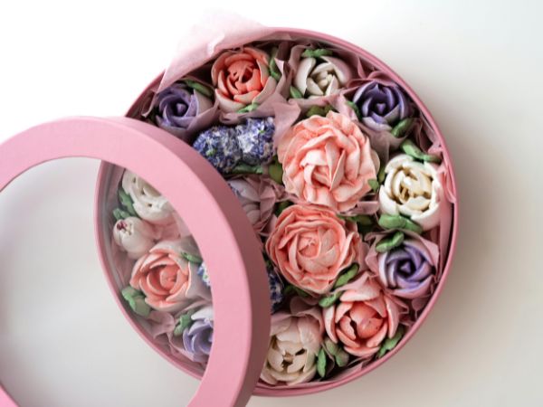 round-flower-gift-box